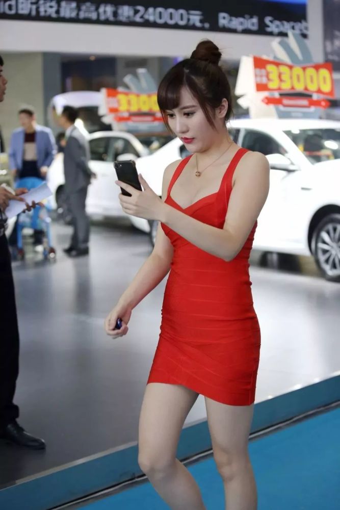 街拍美女:极品红色包臀裙美女