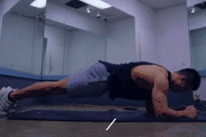 no.3 竖直举腿 膝盖尽量打直 脚掌对着天花板