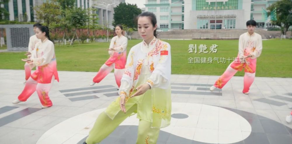 练八段锦时动作要做到不僵不拘,轻松自如,缓慢柔和,舒展大方,重心平稳