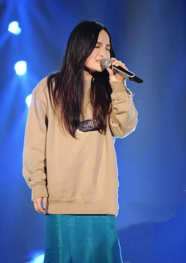156身高的徐佳莹身材娇小,一袭印花裙宛若孔雀女王,气场全开