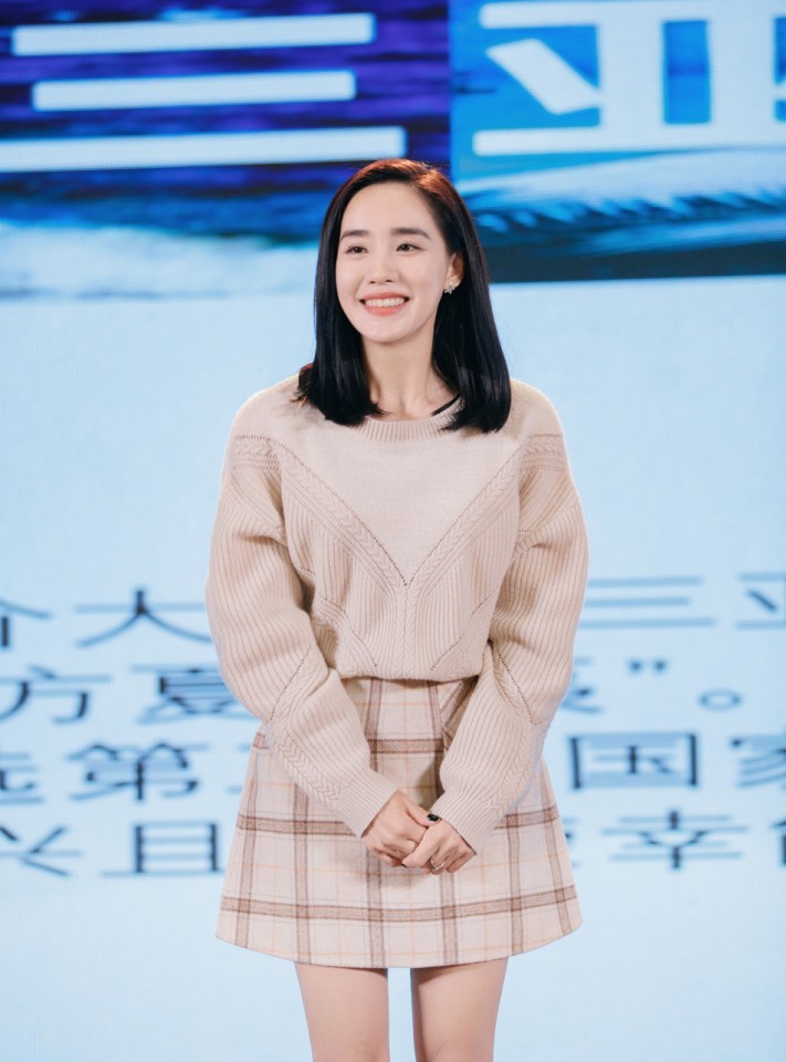"秋雅"为证腿细,穿裙后悄悄剪掉一块再上台,效果让全场静悄悄