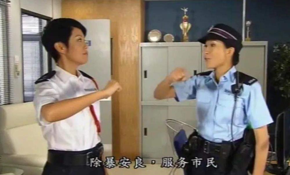 香港警队中的白衬衫,巡警见了要敬礼,什么级别才能穿?