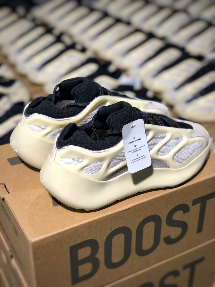 椰子yeezy 700v3 骨架夜光!巴斯夫爆米花大底 异形反光!