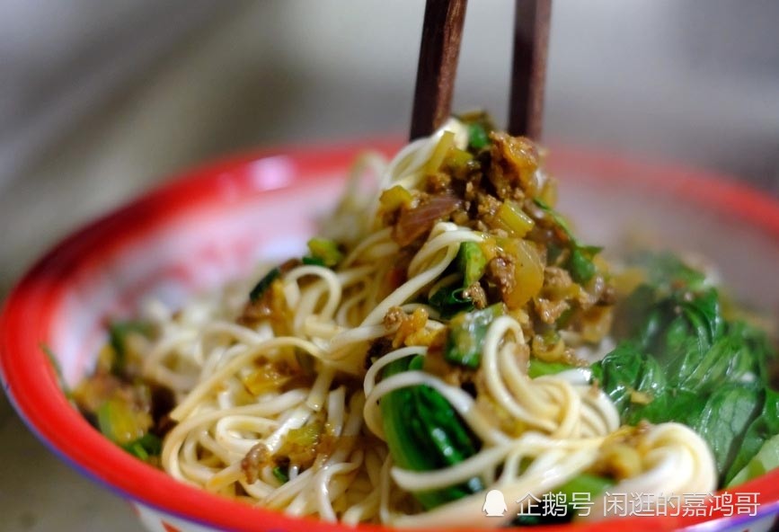 川菜大师教的葱香牛肉面,香辣过瘾,比麻辣小面更好吃!