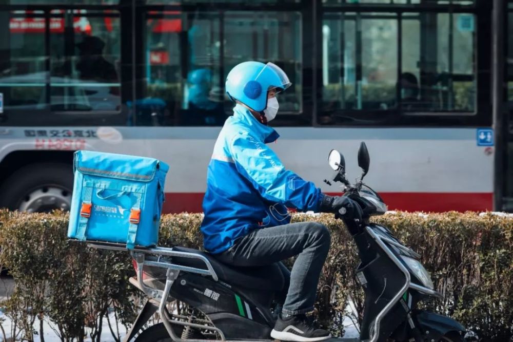 被按下暂停的成都,外卖小哥在加速!