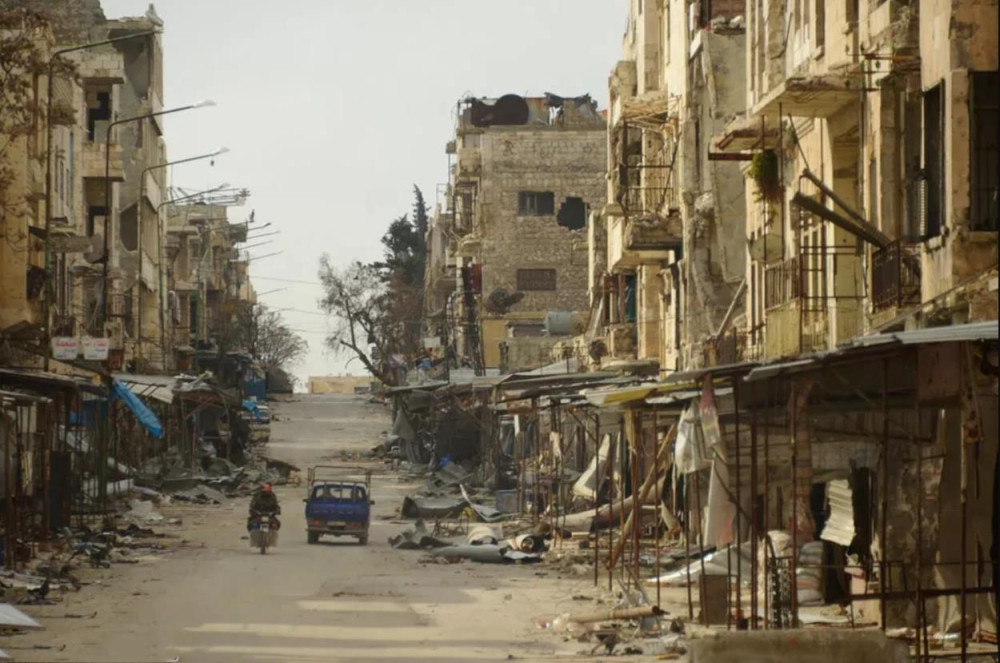 叙利亚政府军拿下伊德利卜重镇,繁华街道人去楼空,超市门脸全毁还在