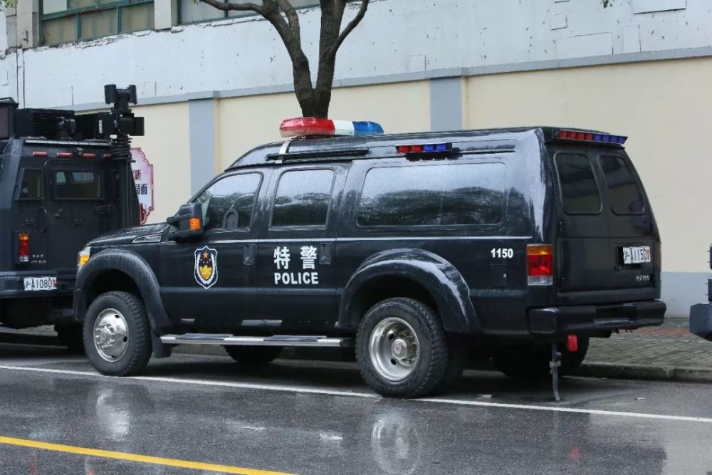 上海街头现身特警专用f550防弹车,坚固犹如一个移动堡垒!