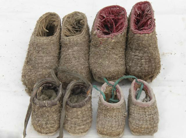 草蓊子,芦苇做的,也叫芦花草鞋,应该算是雪地鞋鼻祖了吧,下雪时候穿