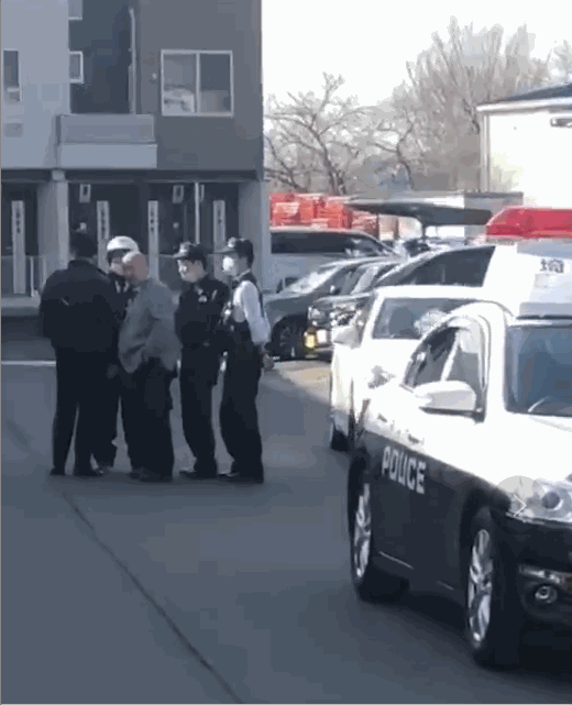 现场去的热心华人赶紧报了警,请求警察支援,阻止他们转移货品,企图