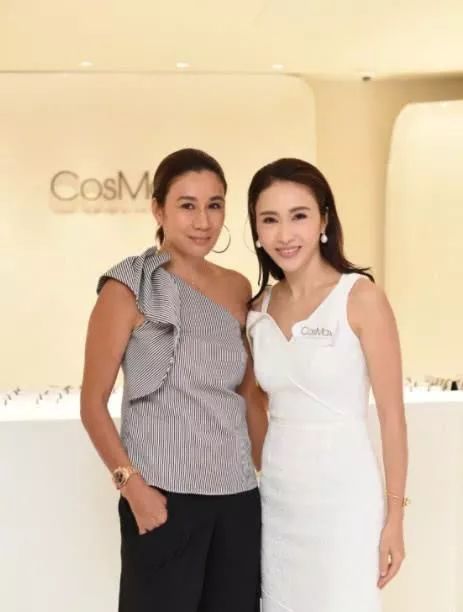 黎姿与丈夫接女儿放学,暴露的皮肤好沧桑,素颜才显真实美!
