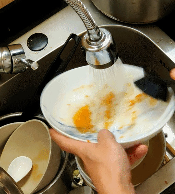 饭碗也可以用这个方式清理,就算有干掉的饭粒也能很轻松地冲走.