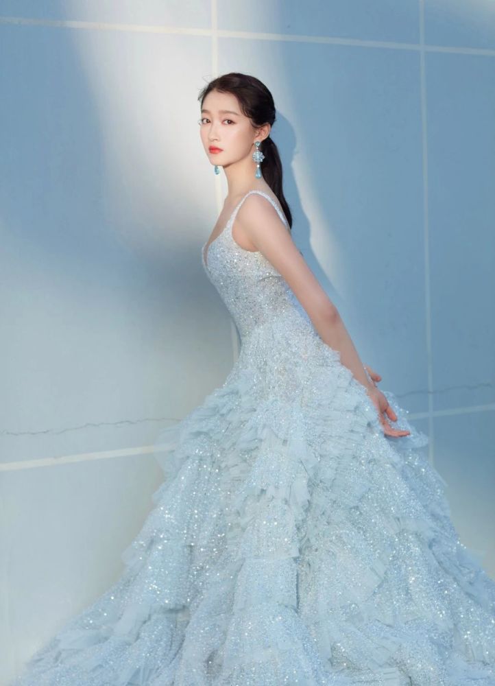 关晓彤"婚纱"造型曝光,两臂略显粗胖,深v领开到腰部真