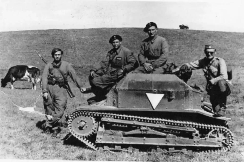 二战前的波兰精锐装甲营,主力坦克仅2.6吨,难怪当年挡