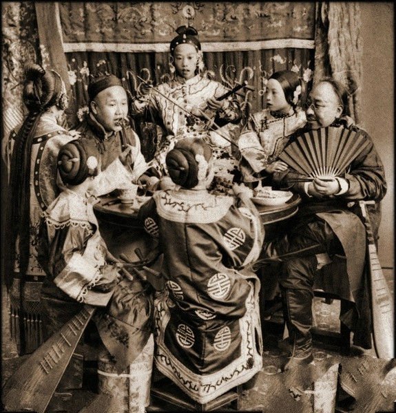 清朝老照片:图二是有钱人在逛青楼,图五是一身肌肉的小男孩在街头卖艺