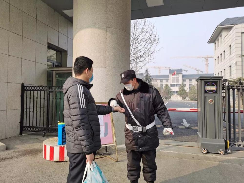 对进入隔离区的工作人员,保安认真测量并核对体温.