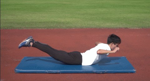 双手放于臀部两侧,勾起脚尖,腿下落到约45°即可抬起,腰部不应出现