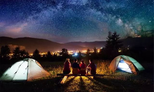 野外露营对于营地的选择: 1.近水:在露营休息中,靠近水源是第一原则.