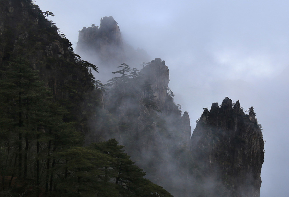 安徽黄山:雨后云海千变万化 山峰时隐时现