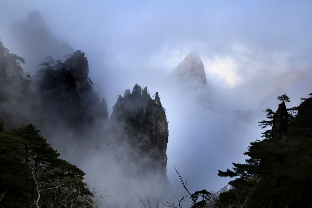 安徽黄山:雨后云海千变万化 山峰时隐时现