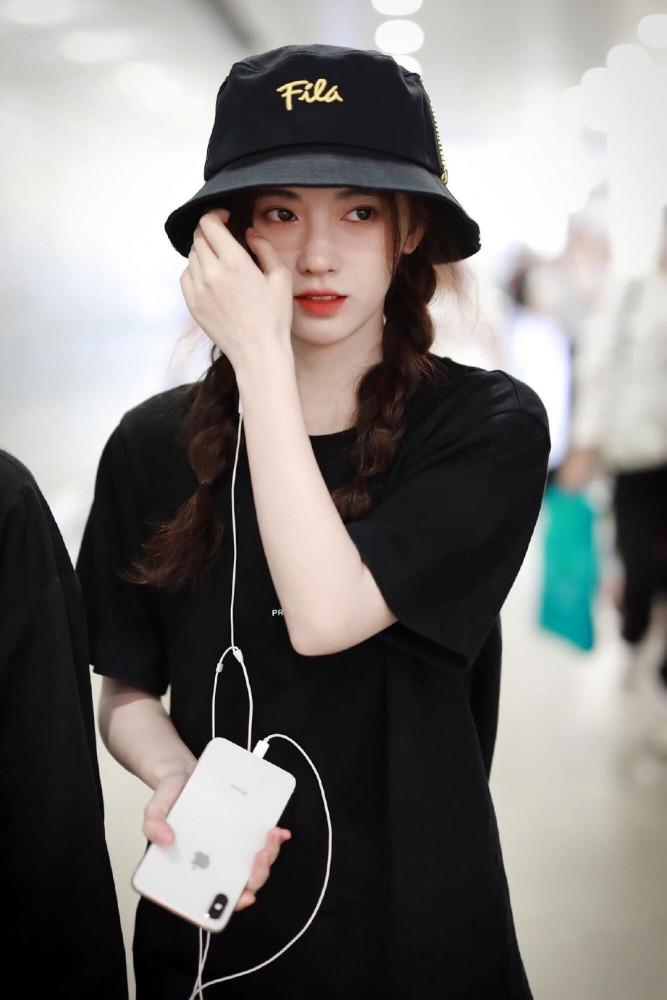 鞠婧祎身着黑色休闲运动套装突显小家碧玉气质 喜欢看