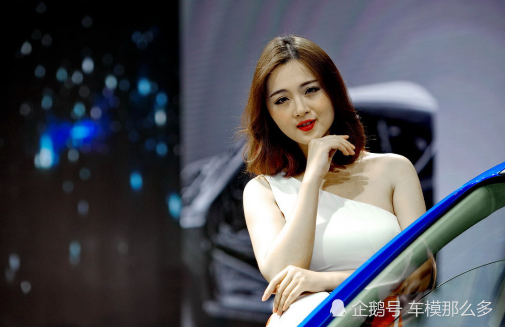 2020国际汽车展:靓丽短发美女车模小姐姐 小圆脸