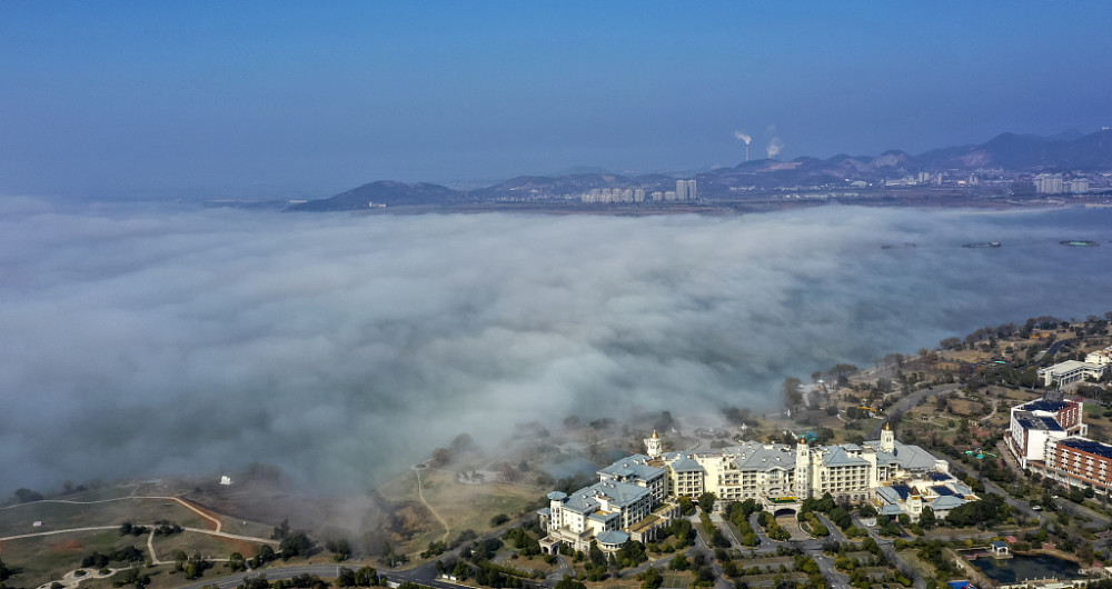 安徽巢湖现大雾天气 景色好美