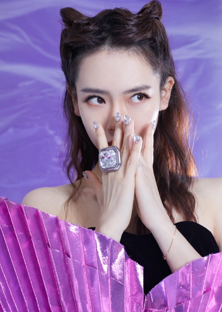 明星戚薇玫粉爱心裙甜美性感图片