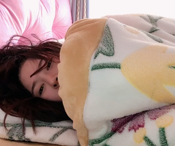 次惑小仙女直播睡觉成榜一,十几个小时一动不动,网友让她别装了