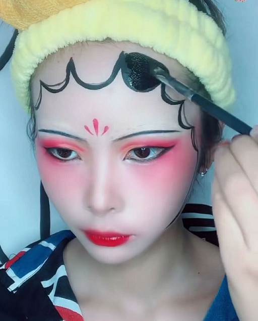 小姐姐脸上画"戏子多秋"妆,开始:千万别跟风,结果:炫耀什么呢?