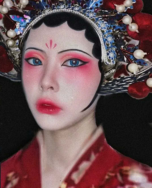 小姐姐脸上画"戏子多秋"妆,开始:千万别跟风,结果:炫耀什么呢?