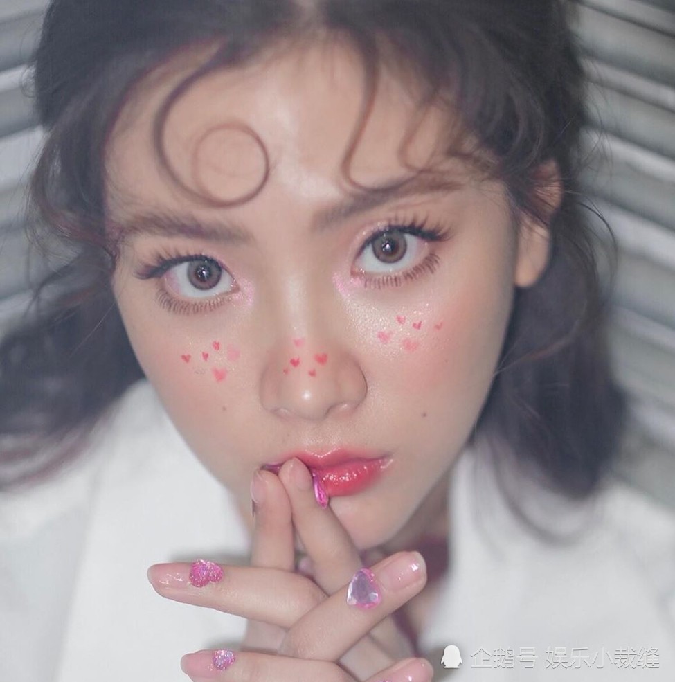 小水在情人节前夕怼脸拍:小爱心斑点妆容放在这张脸上