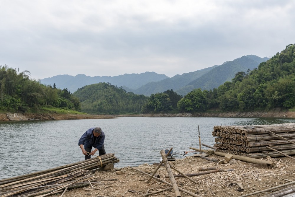 桂林青狮潭水库:坐在竹筏上,心突然安顿下来