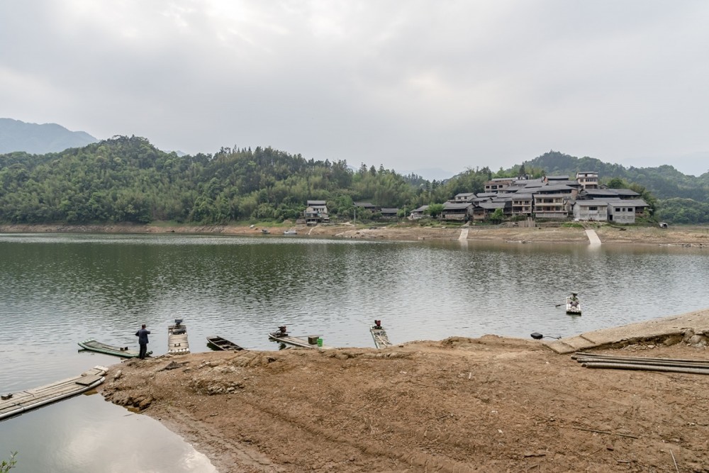 桂林青狮潭水库:坐在竹筏上,心突然安顿下来