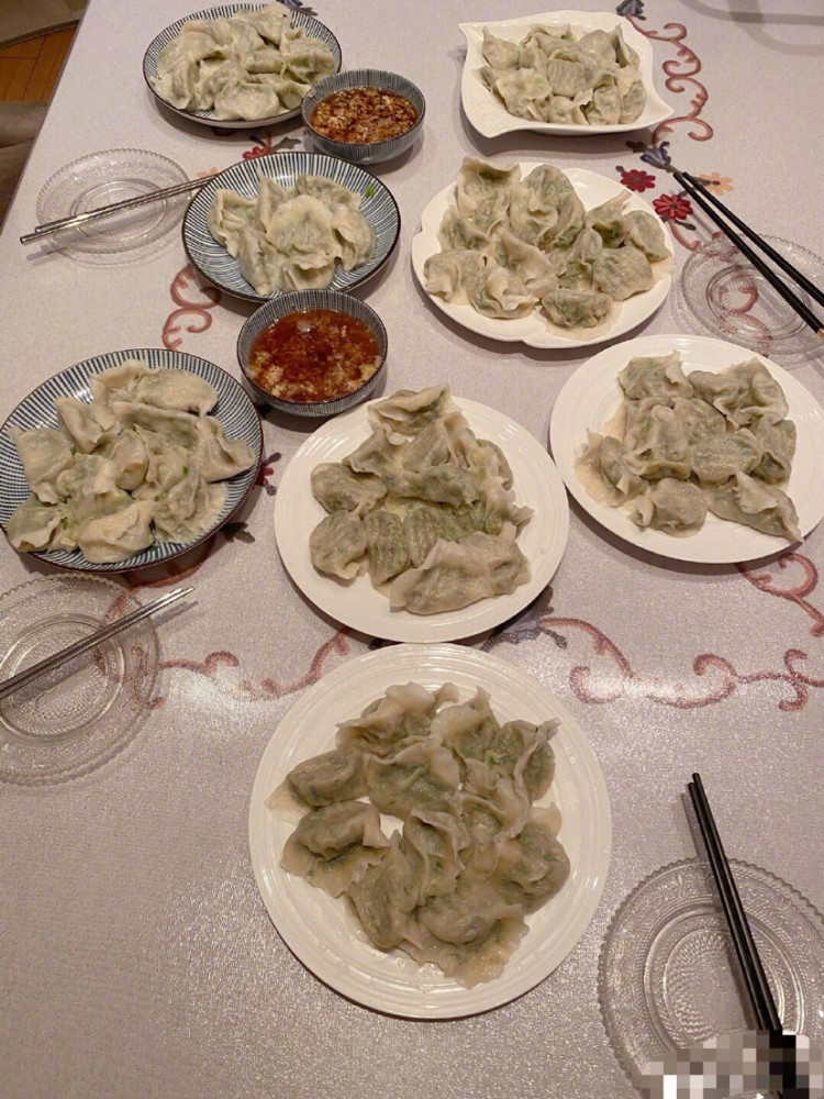 任嘉伦在家吃饺子看《锦衣之下》,看到桌上的碗筷,网友:秀恩爱?