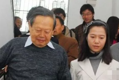 翁帆已对96岁杨振宁不耐烦,一张照片说明一切