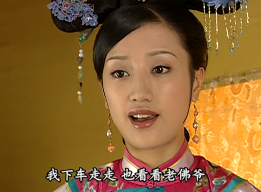 夏盈盈唱歌送别皇上时,皇上的表情很可爱,令妃的反应果然是厉害