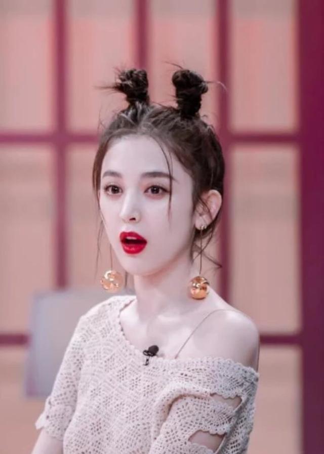 羊角辫也是属于很好上手的一款扎发,把头顶位置的辫子辫的蓬松一些
