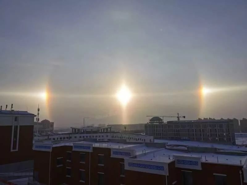 围观!内蒙古多地出现"三个太阳"同空悬挂