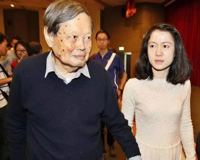 98岁杨振宁与小54岁娇妻近照,翁帆眼里满满是爱,越来越有夫妻相
