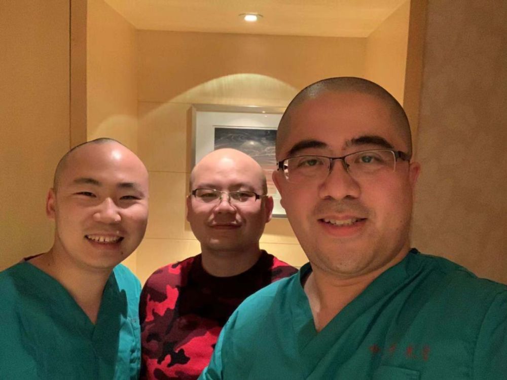 女队员们由来自中西医结合肿瘤内科的李亮亮"持发剪",男队员们由呼吸