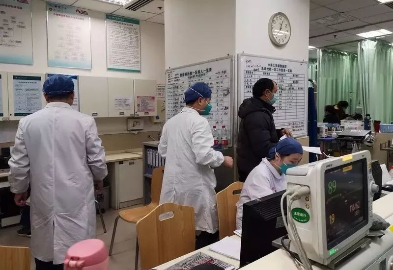 深夜值班的医生耐心为患者解释病情及检查结果