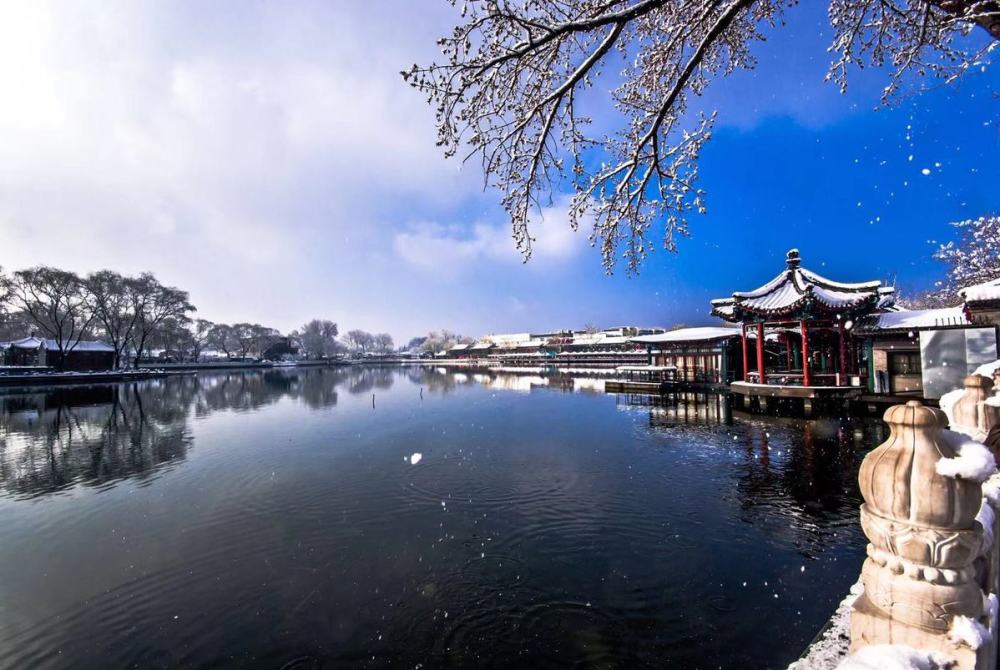 雪景颐和园栖茫,壮观雅致似西窗.  银丝线索数不尽,日照亭台思梦乡.