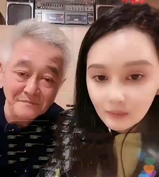 62岁赵本山近照曝光!和女儿合体直播神情憔悴,自嘲骂我的人多了