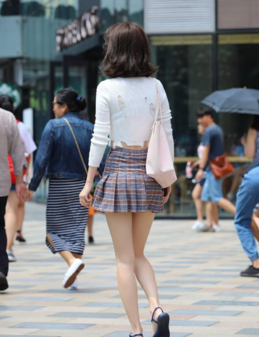 街拍美图:学院风十足的百褶短裙,展现阳光少女的格调!