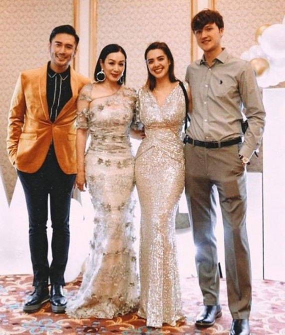 钟丽缇晒全家福,49岁老态尽显身材发福,与婆婆好似同龄人