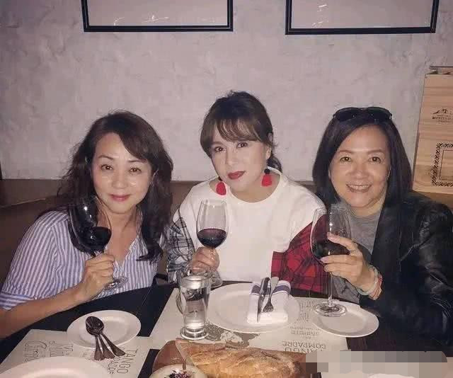 17年前被屠洪刚抛弃的方舒,独自抚养两女儿,现状如何了让人心疼