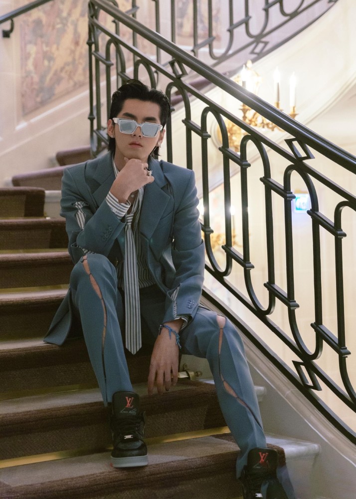 吴亦凡亮相lv秋冬男装秀,蓝色"切片"西服配条纹衬衫,网友:痞帅