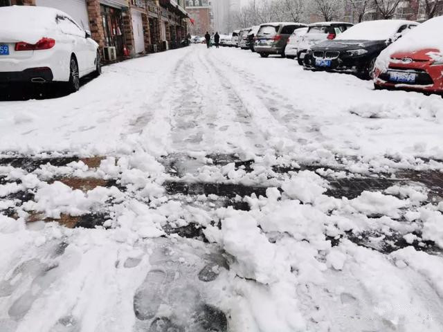 河北承德大雪纷飞,疫情检查人员雪中坚守岗位,全身上下一片洁白感动