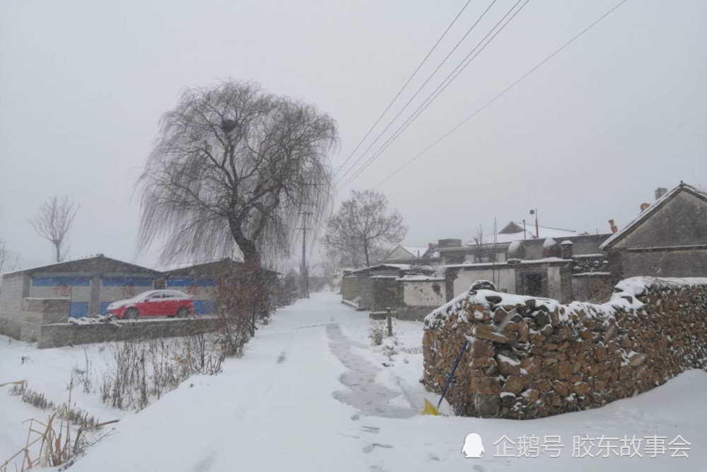 烟台下雪了,看栖霞农村街巷上的雪景,偶见脚印不见人