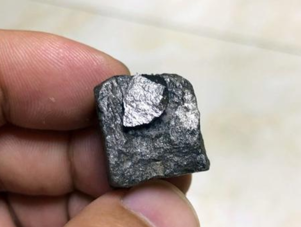 世界上最珍贵的石头,1克价值两亿元,但是捡到的不一定
